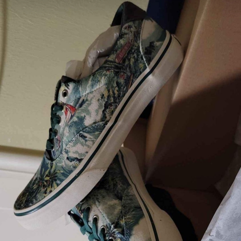 New in box Polo Thorton III Cavas shoes. 7.5 D Tropical print